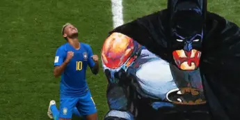 Batman estampa capa da Bíblia de Neymar; Veja