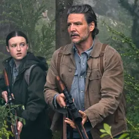 Ellie e Joel em cenário da série The Last of Us