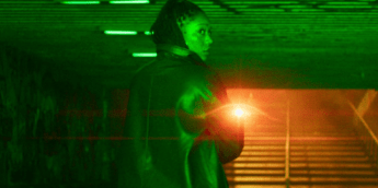 Cara-de-Barro é jogada muito inteligente da DC Studios, diz Naomi Ackie