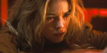 Milly Alcock em cena emocionante de Supergirl