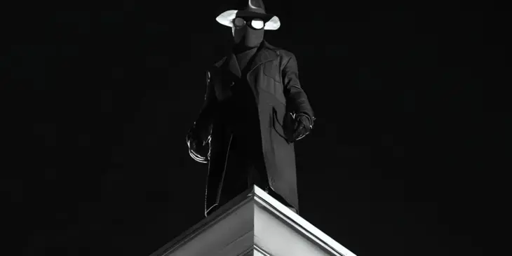 Spider-Noir em ação nas ruas de Nova York