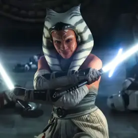 Ahsoka, de Rosario Dawson, em combate