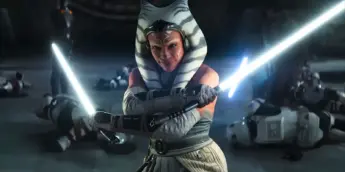 Ahsoka, de Rosario Dawson, em combate