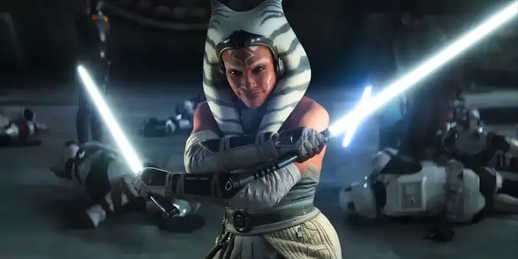 Ahsoka, de Rosario Dawson, em combate