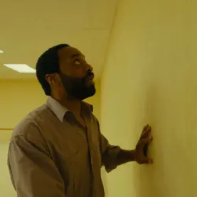 Chiwetel Ejiofor em Backrooms: Um Não-Lugar