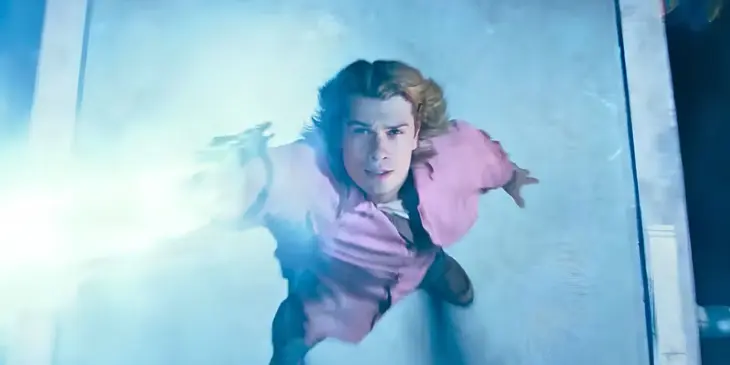 Adam se transformando em He-Man em Mestres do Universo