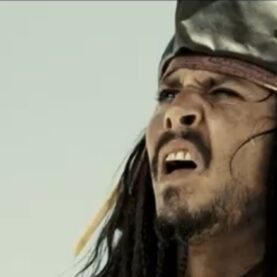 Johnny Depp como Capitão Jack Sparrow na franquia Piratas do Caribe