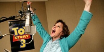 Joan Cusack dando voz à personagem Jessie nos bastidores da franquia Toy Story