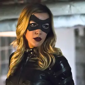 Katie Cassidy trajada como a Canário Negro em Arrow