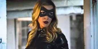 Katie Cassidy trajada como a Canário Negro em Arrow