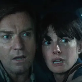 Ewan McGregor e Anne Hathaway em O Fim da Rua