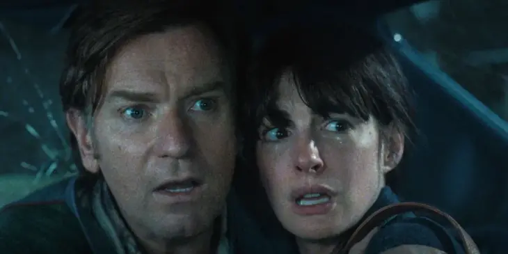 Ewan McGregor e Anne Hathaway em O Fim da Rua