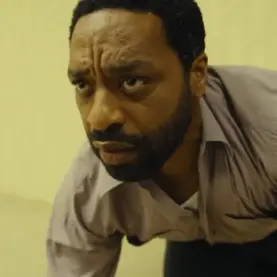 Chiwetel Ejiofor em Backrooms: Um Não-Lugar