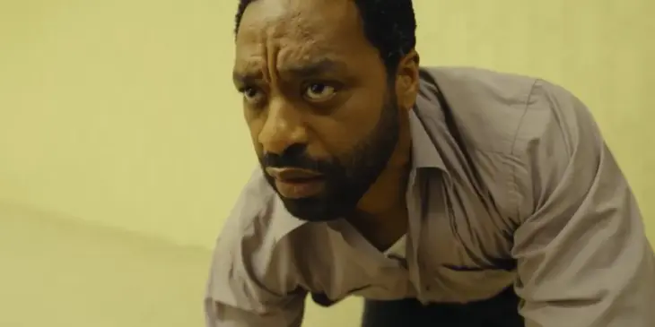 Chiwetel Ejiofor em Backrooms: Um Não-Lugar