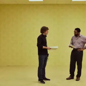 Kane Parsons e Chiwetel Ejiofor nos bastidores de Backrooms: Um Não-Lugar