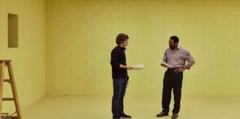 Kane Parsons e Chiwetel Ejiofor nos bastidores de Backrooms: Um Não-Lugar