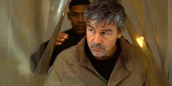Kyle Chandler e Aaron Pierre em Lanternas