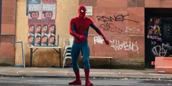 Homem-Aranha em rua de Nova York em Um Novo Dia