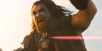 Lobo, de Jason Momoa, em ação em Supergirl