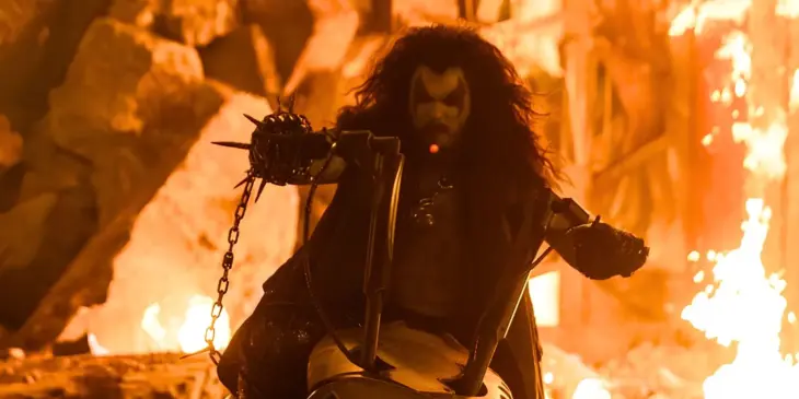 Lobo em moto no filme da Supergirl