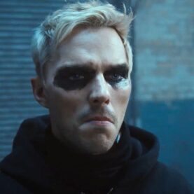 Nicholas Hoult em Como Roubar um Banco