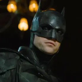 Robert Pattinson em cena de crime em Batman