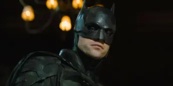 Robert Pattinson em cena de crime em Batman