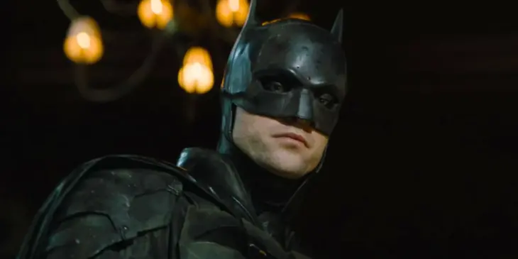 Robert Pattinson em cena de crime em Batman