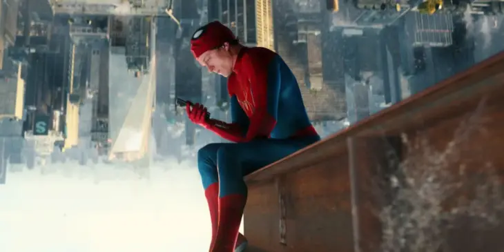Tom Holland com novo uniforme do Homem-Aranha