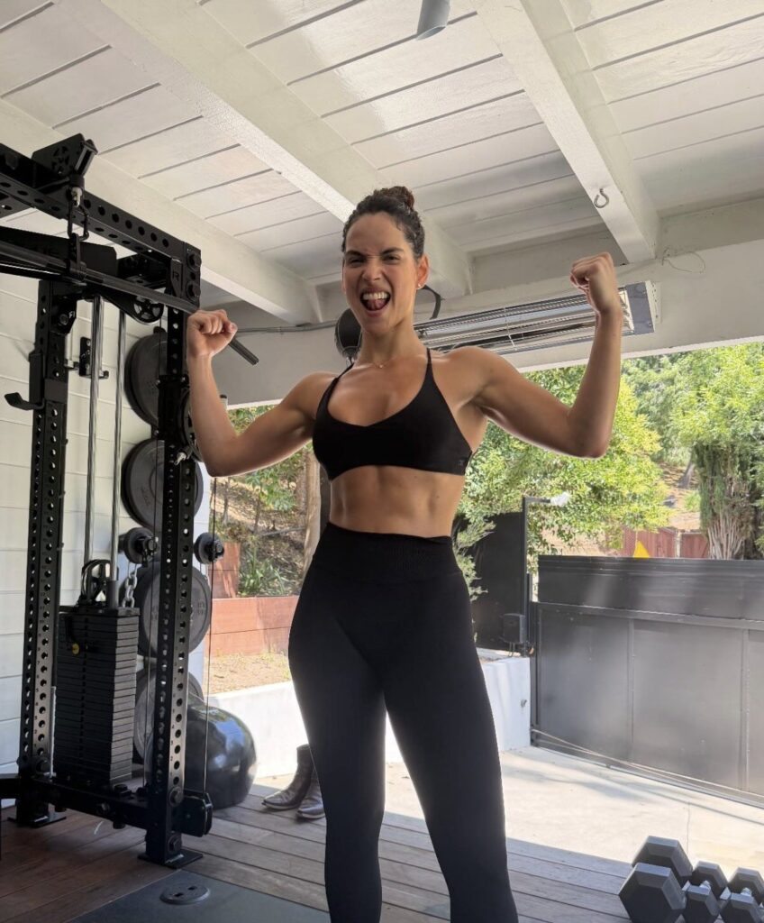 Físico da atriz Adria Arjona para Homem do Amanhã