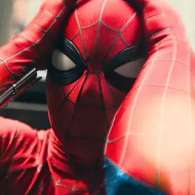 Homem-Aranha lidando com controle mental em Um Novo Dia