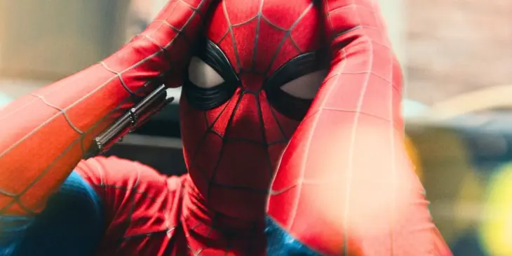 Homem-Aranha lidando com controle mental em Um Novo Dia