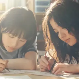 Natsuki Deguchi como Fujino e Aju Makita como Kyomoto em pôster do filme live-action de Look Back