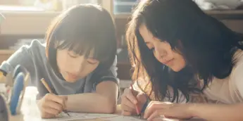 Natsuki Deguchi como Fujino e Aju Makita como Kyomoto em pôster do filme live-action de Look Back