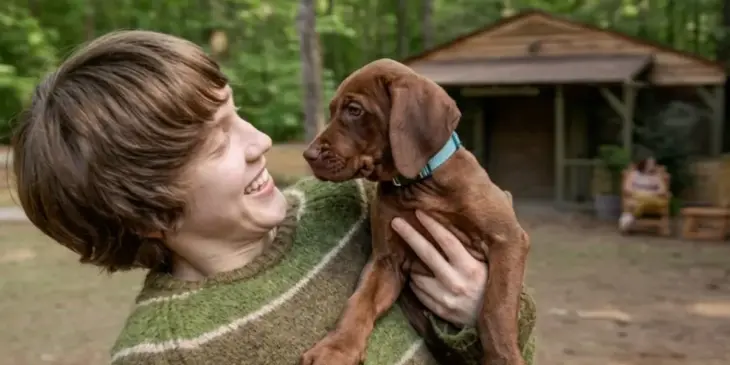 Salsicha (Tanner Hagen) com o filhote de dogue alemão Scooby na série Scooby-Doo: A Origem