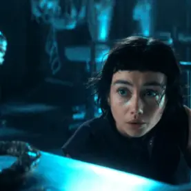Wendy diante de mini Xenomorfo em Alien Earth