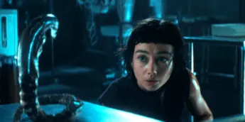 Wendy diante de mini Xenomorfo em Alien Earth