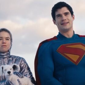 Milly Alcock como Supergirl e David Corenswet como Superman