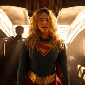 Milly Alcock como Supergirl