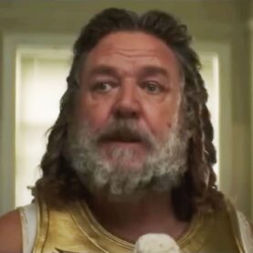 Russell Crowe como Zeus em Thor: Amor e Trovão