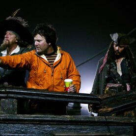 Gore Verbinski nos bastidores de um dos filmes da franquia Piratas do Caribe