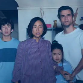Greta Lee e Wagner Moura em A Última Casa