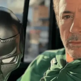 Robert Downey Jr. com a máscara do Doutor Destino