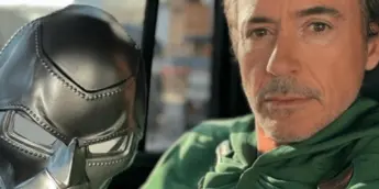 Robert Downey Jr. com a máscara do Doutor Destino