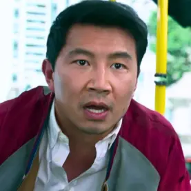 Simu Liu em cena de luta em Shang-Chi