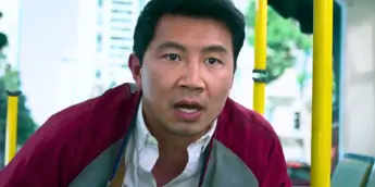 Simu Liu em cena de luta em Shang-Chi