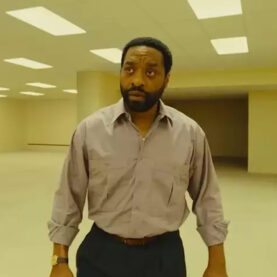 Chiwetel Ejiofor em Backrooms: Um Não-Lugar
