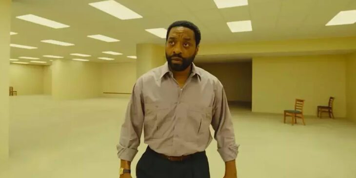 Chiwetel Ejiofor em Backrooms: Um Não-Lugar