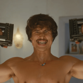 Charles Melton se junta a Matt Damon na nova ficção científica dos Daniels