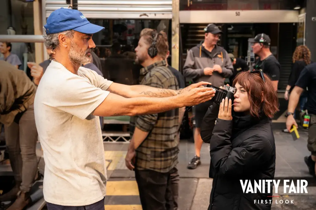 Taika Waititi e Jenna Ortega nos bastidores de Klara and the Sun